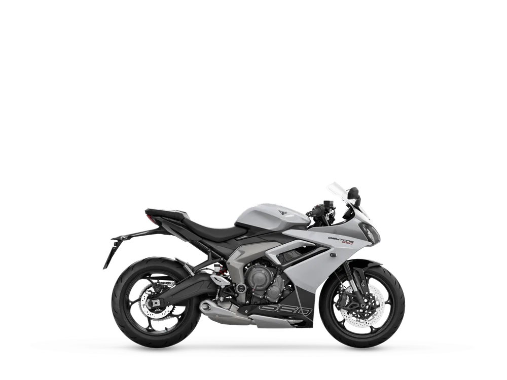 Triumph DAYTONA 660 2025 2026 in Snowdonia White / Sapphire Black, right side studio photograph